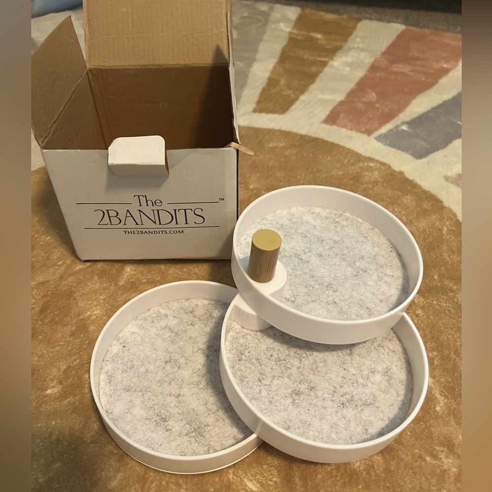 The 2 bandits 3 tiered jewelry holder brand new with box